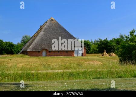 Lyngby, Dänemark - Juli 2021: Altes Bauernhaus mit einem hohen, pyramidenförmigen Dach, aus Ejdersted im Süden Schleswig, ausgestellt in Alt-Dänemark Stockfoto