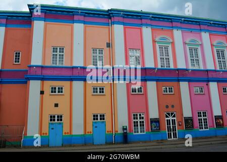 Kopenhagen, Dänemark - Juli 2021: Bunt bemalte Außenwände des Palads Teatret (Nordisk Film Biografer Palads) an einem düsteren Tag Stockfoto