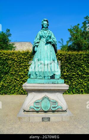 Kopenhagen, Dänemark - 2021. Juli: Statue der Königin Caroline Amalie von Augustenburg im Rosengarten von Schloss Rosenborg (Rosenborg Slot) Stockfoto