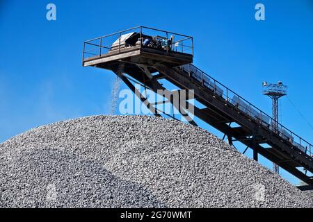 Aggregataufbereitungsanlage. Anlage zur Gewinnung und Produktion von Kies- und Granitsplittern. Ausrüstung für die Verarbeitung von Granit, Kies graben Stockfoto