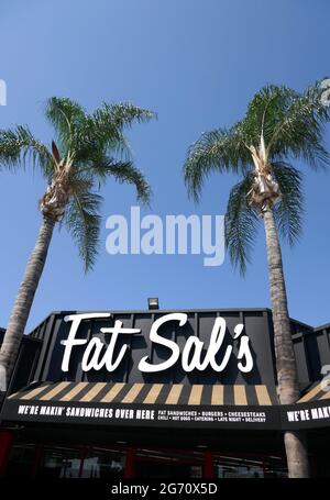 West Hollywood, California, USA 9. Juli 2021 EIN allgemeiner Blick auf die Atmosphäre von Fat Sal's am 9 2021. Juli in West Hollywood, Kalifornien, USA. Foto von Barry King/Alamy Stockfoto Stockfoto