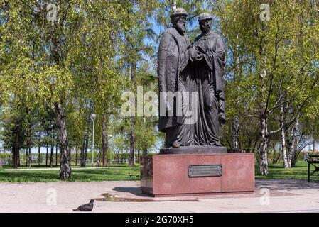 Russland, Irkutsk - 27. Mai 2021: Denkmal der Heiligen Peter und Fevronia von Murom im Frühjahr Stockfoto