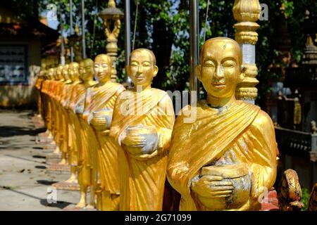 Kambodscha Sihanoukville - Kampong Som - Wat IntNhean - Wat Krom Goldene Buddha Statuen Stockfoto