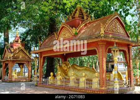 Kambodscha Sihanoukville - Kampong Som - Wat IntNhean - Wat Krom die goldene Buddha-Statue Stockfoto