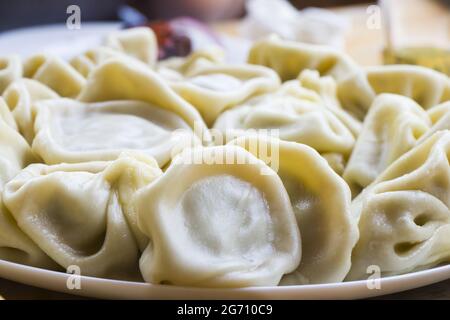 Nahaufnahme der traditionellen georgischen Gericht Krinkali - Knödel auf dem Teller Stockfoto