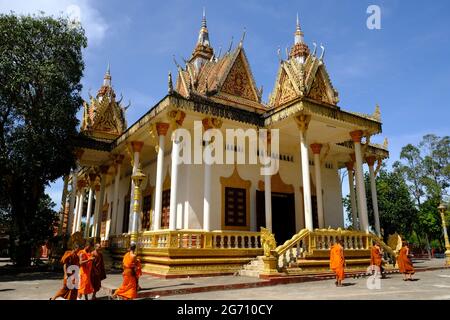 Kambodscha Sihanoukville - Kampong Som - Wat IntNhean - Wat Krom Meditationshalle und Mönche Stockfoto