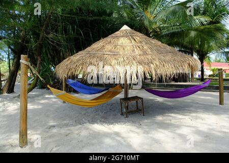 Cambodia Sihanoukville - Kampong Som - Ou Chheuteal Beach Hängematten zum Entspannen Stockfoto