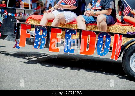 Prescott, Arizona, USA - 3. Juli 2021: Freiheitsschwimmer in der Parade am 4. Juli Stockfoto