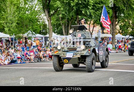 Prescott, Arizona, USA - 3. Juli 2021: Mann fährt einen Panzer bei der Parade am 4. Juli Stockfoto