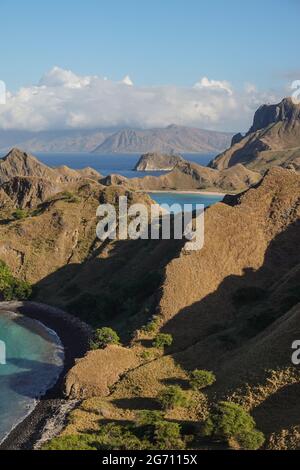 Dramatischer Blick auf die berühmte Padar-Insel im Komodo-Gebiet bei Labuan Bajo in Flores, Indonesien Stockfoto