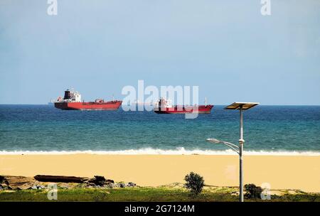 An einem sonnigen Tag warten die Schiffe darauf, dass sie in den Hafen von Nigeria einreisen und es sicherer finden, in Benin, Westafrika, zu warten, da viele Piratenschiffe von Nigeria aus fahren. Stockfoto