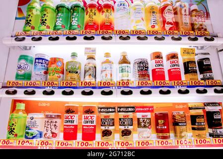 Eine Vielzahl verschiedener Getränke in der Getränkeautomat in Japan Stockfoto