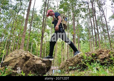 MANN, DER IM WALD LÄUFT Stockfoto