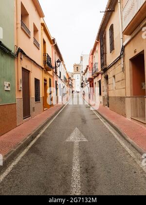 Orba Spanien - August 16 2016; typisch schmale und malerische europäische Dorfstraße, gesäumt von zweistufigen Gebäuden Stockfoto