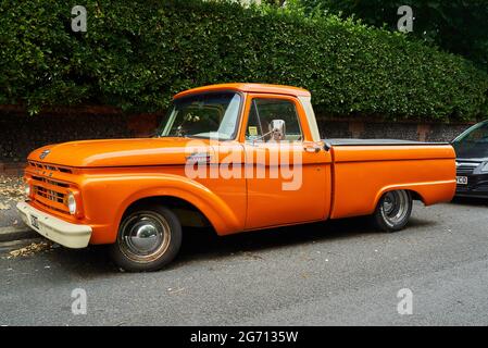 Ramsgate, Großbritannien - 29. Juni 2021: Ein orangefarbener Ford F100 Pickup Truck aus der Mitte der sechziger Jahre Stockfoto