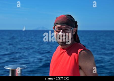 Porträt eines hübschen reifen Mannes auf einem Boot Stockfoto