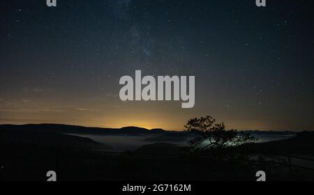 Vorderweidenthal, Deutschland. Juli 2021. Sterne stehen über dem Pfälzerwald. Quelle: Sebastian Gollnow/dpa/Alamy Live News Stockfoto