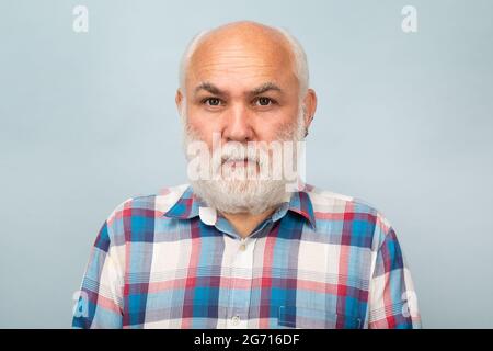 Mann mittleren Alters. Porträt eines alten kahlen Mannes bärtiger Mann mit grauem Schnurrbart. Stockfoto