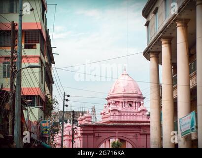 Schöne Landschaft von Ahsan Manzil am Ufer des Flusses Buriganga. Old Dhaka, Bangladesch. Ein historischer Ort. Stockfoto