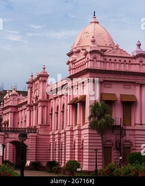 Schöne Landschaft von Ahsan Manzil am Ufer des Flusses Buriganga. Old Dhaka, Bangladesch. Ein historischer Ort. Stockfoto