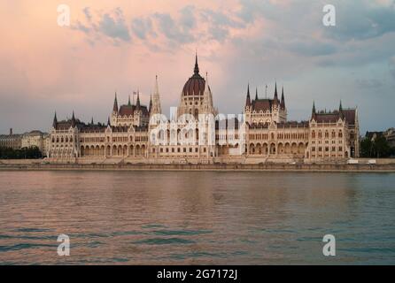 Ungarisches Parlamentsgebäude in Budapest, Ungarn, an der Donau bei Abenddämmerung Stockfoto