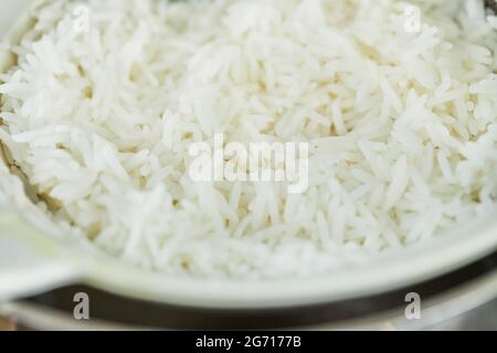 Gekochter Reis in der Schüssel ist bereit für die Herstellung von Mangold Pie. Schritt für Schritt Rezept. Stockfoto