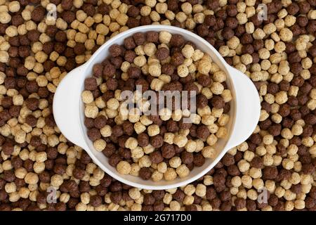 Schokolade und Vanille Müslischale auf Müsli Hintergrund, Konzept eines gesunden Frühstücks Stockfoto