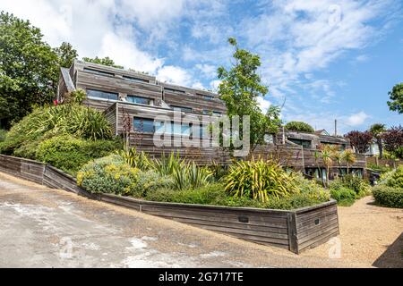 Moderne Apartments mit Holzverkleidung in Hythe, Kent, Großbritannien Stockfoto