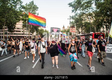 Barcelona, Spanien. Juli 2021. Demonstranten marschieren mit Fahnen und Plakaten während des Protestes auf die Straßen von Barcelona gegen die LGTBI-Phobie und den Tod von Samuel Luiz, einem 24-jährigen homosexuellen jungen Mann, der letzte Woche bei einem homophoben Angriff in der Stadt A Coruña, Spanien, ermordet wurde. (Foto von Thiago Prudencio/SOPA Images/Sipa USA) Quelle: SIPA USA/Alamy Live News Stockfoto