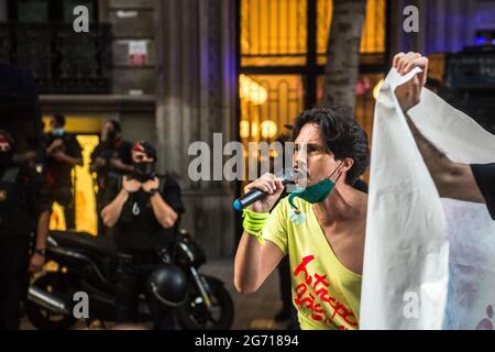 Barcelona, Spanien. Juli 2021. Während des Protestes spricht der Protestierende vor der Polizei ins Mikrofon: Demonstranten gehen auf die Straßen von Barcelona gegen die LGTBI-Phobie und den Tod von Samuel Luiz, einem 24-jährigen homosexuellen jungen Mann, der letzte Woche bei einem homophoben Angriff in der Stadt A Coruña, Spanien, ermordet wurde. Kredit: SOPA Images Limited/Alamy Live Nachrichten Stockfoto