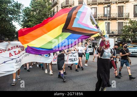 Barcelona, Spanien. Juli 2021. Während des Protestes wird ein Protestler mit einem Schwert und einer inklusiven LGBT-Flagge gesehen.Demonstranten gehen auf die Straßen von Barcelona gegen die LGTBI-Phobie und den Tod von Samuel Luiz, einem 24-jährigen homosexuellen jungen Mann, der letzte Woche bei einem homophoben Angriff in der Stadt A Coruña, Spanien, ermordet wurde. Kredit: SOPA Images Limited/Alamy Live Nachrichten Stockfoto