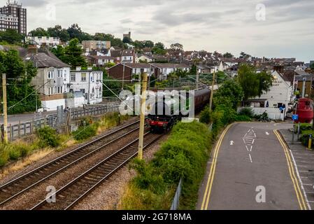 Old Leigh, Leigh on Sea, Essex, Großbritannien. Juli 2021. Eine Steam Dreams-Exkursion von der Southend East Station nach Hastings führte durch das alte Fischerdorf Leigh on Sea, bekannt als Old Leigh, das von der LNER Thompson Class B1 61306 ‘Mayflower’ in apfelgrünem Lackierung gezogen wurde. Die spezielle Dampftour am frühen Morgen wird durch London fahren, bevor es zur Ostküste von Sussex geht Stockfoto