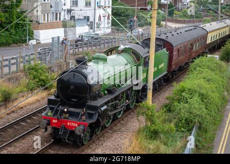 Old Leigh, Leigh on Sea, Essex, Großbritannien. Juli 2021. Eine Steam Dreams-Exkursion von der Southend East Station nach Hastings führte durch das alte Fischerdorf Leigh on Sea, bekannt als Old Leigh, das von der LNER Thompson Class B1 61306 ‘Mayflower’ in apfelgrünem Lackierung gezogen wurde. Die spezielle Dampftour am frühen Morgen wird durch London fahren, bevor es zur Ostküste von Sussex geht Stockfoto