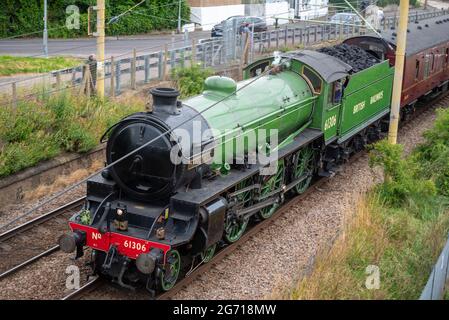 Old Leigh, Leigh on Sea, Essex, Großbritannien. Juli 2021. Eine Steam Dreams-Exkursion von der Southend East Station nach Hastings führte durch das alte Fischerdorf Leigh on Sea, bekannt als Old Leigh, das von der LNER Thompson Class B1 61306 ‘Mayflower’ in apfelgrünem Lackierung gezogen wurde. Die spezielle Dampftour am frühen Morgen wird durch London fahren, bevor es zur Ostküste von Sussex geht Stockfoto