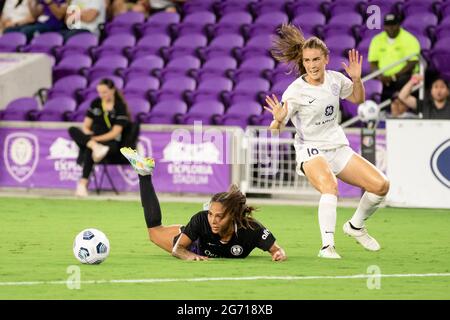 Orlando, USA. Juli 2021. Julia Ashley (16 Racing Louisville) übergibt den Ball nach einem Spiel gegen Sydney Leroux (2 Orlando Pride) während des Spiels der National Women's Soccer League zwischen Orlando Pride und Racing Louisville im Exploria Stadium in Orlando, Florida. KEINE KOMMERZIELLE NUTZUNG. Kredit: SPP Sport Pressefoto. /Alamy Live News Stockfoto