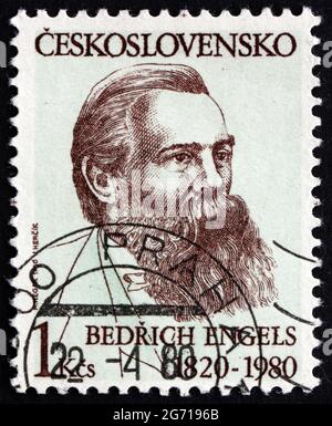 TSCHECHOSLOWAKEI - UM 1980: Eine in der Tschechoslowakei gedruckte Briefmarke zeigt Friedrich Engels, deutscher Sozialwissenschaftler, Autor, Philosoph, um 1980 Stockfoto