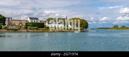 Saint-Cado in der Bretagne, schöne Häuser im Dorf, auf einer kleinen Insel, mit der Kapelle im Hintergrund Stockfoto