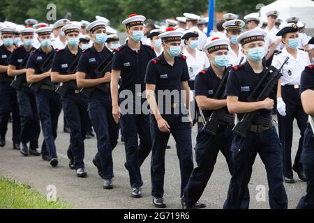 Versailles, Frankreich. Juli 2021. Marinetruppen nehmen am 9. Juli 2021 an einer Generalprobe des 14. Juli an der Parade der Truppen zu Fuß auf dem Militärstützpunkt Satory in Versailles, in der Nähe von Paris, Teil. Foto von Raphael Lafargue/ABACAPRESS.COM Quelle: Abaca Press/Alamy Live News Stockfoto