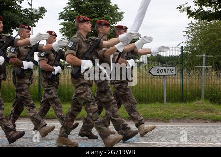 Versailles, Frankreich. Juli 2021. Truppen nehmen am 9. Juli 2021 an einer Generalprobe des 14. Juli an der Parade der Truppen zu Fuß auf dem Militärstützpunkt Satory in Versailles, in der Nähe von Paris, Teil. Foto von Raphael Lafargue/ABACAPRESS.COM Quelle: Abaca Press/Alamy Live News Stockfoto