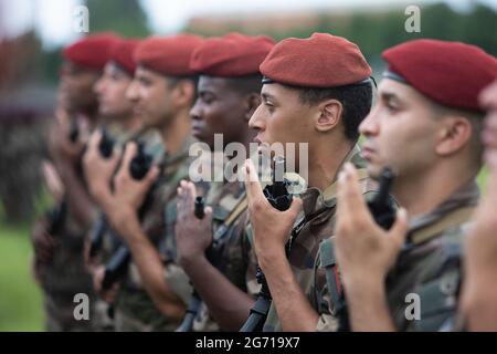 Versailles, Frankreich. Juli 2021. Truppen nehmen am 9. Juli 2021 an einer Generalprobe des 14. Juli an der Parade der Truppen zu Fuß auf dem Militärstützpunkt Satory in Versailles, in der Nähe von Paris, Teil. Foto von Raphael Lafargue/ABACAPRESS.COM Quelle: Abaca Press/Alamy Live News Stockfoto