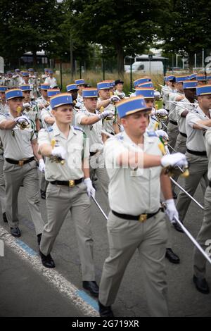 Versailles, Frankreich. Juli 2021. Truppen nehmen am 9. Juli 2021 an einer Generalprobe des 14. Juli an der Parade der Truppen zu Fuß auf dem Militärstützpunkt Satory in Versailles, in der Nähe von Paris, Teil. Foto von Raphael Lafargue/ABACAPRESS.COM Quelle: Abaca Press/Alamy Live News Stockfoto