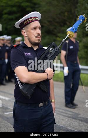 Versailles, Frankreich. Juli 2021. Marinetruppen nehmen am 9. Juli 2021 an einer Generalprobe des 14. Juli an der Parade der Truppen zu Fuß auf dem Militärstützpunkt Satory in Versailles, in der Nähe von Paris, Teil. Foto von Raphael Lafargue/ABACAPRESS.COM Quelle: Abaca Press/Alamy Live News Stockfoto