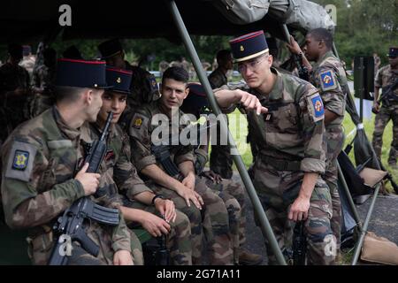 Versailles, Frankreich. Juli 2021. Truppen nehmen am 9. Juli 2021 an einer Generalprobe des 14. Juli an der Parade der Truppen zu Fuß auf dem Militärstützpunkt Satory in Versailles, in der Nähe von Paris, Teil. Foto von Raphael Lafargue/ABACAPRESS.COM Quelle: Abaca Press/Alamy Live News Stockfoto