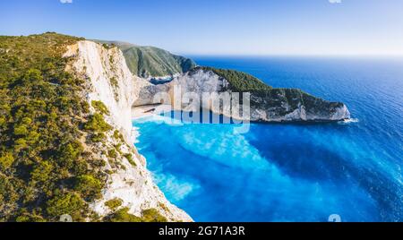 Luftpanorama vom Navagio Beach - Shipwreck Beach - auf der Insel Zakynthos, Griechenland. Touristen auf Klippe genießen die Aussicht auf Sommer Reise Stockfoto