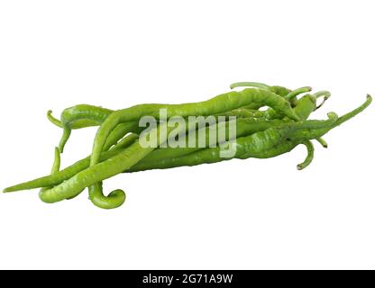 Grüner Paprika isoliert auf weißem Hintergrund. Pfad zum Beschneiden von Paprika. Stockfoto