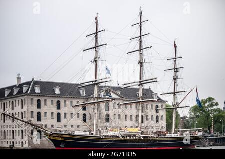 AMSTERDAM, NIEDERLANDE. 06. JUNI 2021. Altes Holzschiff Stad Amsterdam. Schwarzweiß-Fotografie Stockfoto