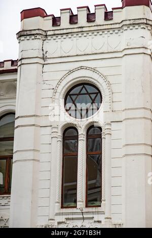 27. JUNI 2021, BATUMI, GEORGIEN: Äußere Details der jüdischen Synagoge in der Altstadt von Batumi, Georgien Stockfoto