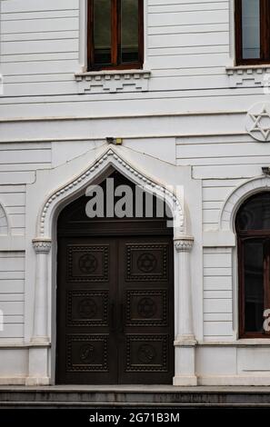 27. JUNI 2021, BATUMI, GEORGIEN: Äußere Details der jüdischen Synagoge in der Altstadt von Batumi, Georgien Stockfoto