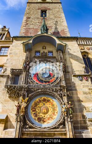 Turm des historischen Rathauses mit astronomischer Uhr in Prag, Tschechien Stockfoto