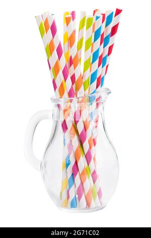 Bunt gestreifte Papierstroh im Glas. Isoliert auf Weiß Stockfoto